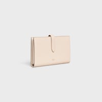 Cartera grande de piel de becerro con textura granulada y correa - Pastel - 390 RUE SAINT-HONORE - 2 | CELINE