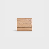 Cartera pequeña con tres pliegues de piel de becerro repujada de piel de cocodrilo - Desierto - 390 RUE SAINT-HONORE - 1 | CELINE
