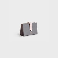 Tarjetero estilo acordeón de piel de becerro con textura granulada bicolor - Guijarro/rosa pálido - 390 RUE SAINT-HONORE - 2 | CELINE