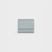 Cartera pequeña con tres pliegues de piel de becerro lisa repujada - Mineral - 390 RUE SAINT-HONORE - 1 | CELINE