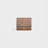 Cartera pequeña con tres pliegues de piel de becerro con textura granulada con estampado de leopardo - Marrón / Negro - 390 RUE SAINT-HONORE - 1 | CELINE