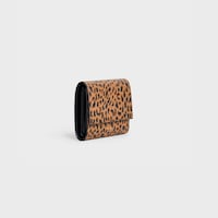 Cartera pequeña con tres pliegues de piel de becerro con textura granulada con estampado de leopardo - Marrón / Negro - 390 RUE SAINT-HONORE - 2 | CELINE