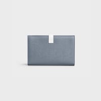 Cartera grande bicolor de piel de becerro con textura granulada y correa - Gris medio / Blanco - 390 RUE SAINT-HONORE - 2 | CELINE