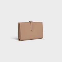 Cartera grande de piel de becerro con textura granulada y correa - Camel claro - 390 RUE SAINT-HONORE - 2 | CELINE