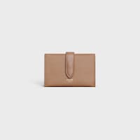 Tarjetero estilo acordeón de piel de becerro con textura granulada - Camel claro - 390 RUE SAINT-HONORE - 1 | CELINE
